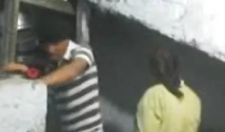 स्वीकृति के बाद, ग्राहक रिसेप्शनिस्ट से फिल्म सेक्सी फिल्म लाभान्वित