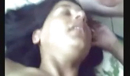 महिला समलैंगिकों को पिछवाड़े में एक दूसरे को बकवास करने के लिए बड़ा रबर हीरो सेक्सी फिल्म मुर्गा है