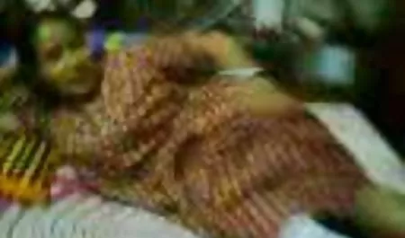 एक औसत लड़की सक्रिय रूप से उसके प्रिय सदस्यों में से एक में दो छेद ब्लू पिक्चर सेक्सी न्यू के साथ कूदता