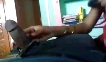 उसके पति घर पर नहीं है, जबकि इंग्लिश पिक्चर दिखाओ सेक्सी सींग का बना कुतिया यह करता है
