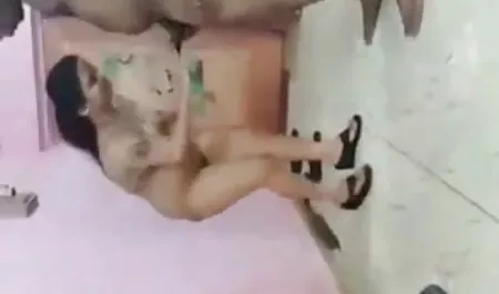 सुनहरे बालों वाली कृषि सेक्सी फिल्म मूवी हद मालिश की मेज पर टक्कर लगी