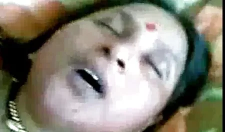 संचिका माँ युवा बेडरूम में बाहर बनाता है सेक्सी मूवी देखने वाली