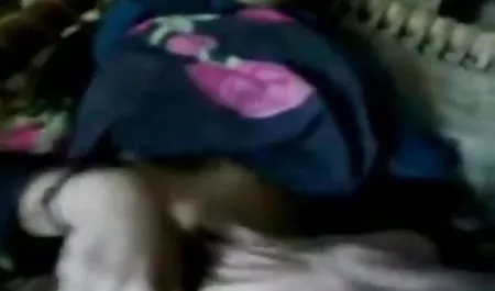 एक भ्रष्ट मालिक खाती है बीएफ फिल्म सेक्सी और कूदता कर्मचारियों में से एक