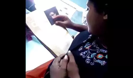 युगल सफेद सोफे पर घर पर हिंदी सेक्सी फिल्म फुल सेक्स लिया