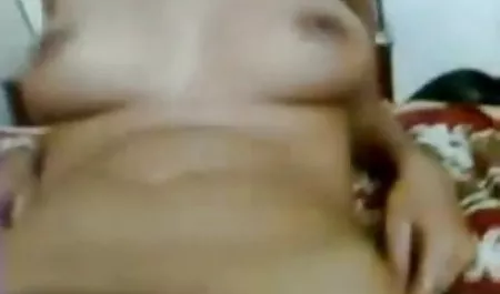 दो नशे में सुंदरियों छेद में एक आदमी द्वारा गड़बड़ हो रही है । सेक्सी पूरी पिक्चर