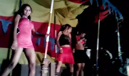 मजबूत आदमी झुके और युवा इंग्लिश फिल्म इंग्लिश फिल्म सेक्सी प्राटो के साथ कमबख्त