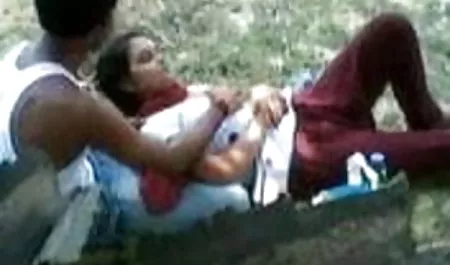 एक वयस्क खोखले महिला बिल्ली में युवा प्रेमी द्वारा गड़बड़ माधुरी दीक्षित का सेक्सी फिल्म कर दिया ।