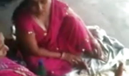 एक आसानी से सुलभ फूहड़ मुर्गा सेक्स हिंदी फुल मूवी खाती है और लड़के को देता है