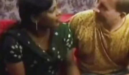 इस आदमी को प्रकृति में एक रूसी लड़की का सेक्सी बीएफ हिंदी फिल्म चित्रण