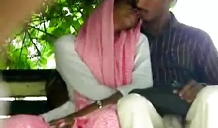 छात्र कक्षा में अपने सेक्सी मूवी देखने के लिए शिक्षक को धोखा दे