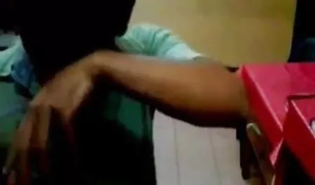 लाल बालों वाली कुतिया मुर्गा खाती है और सेक्सी में बीएफ फिल्म एक छेद में पुरुषों को मारता है
