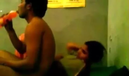 आदमी रूसी के साथ उसके मुंह से भरा इंग्लिश फिल्म सेक्सी में