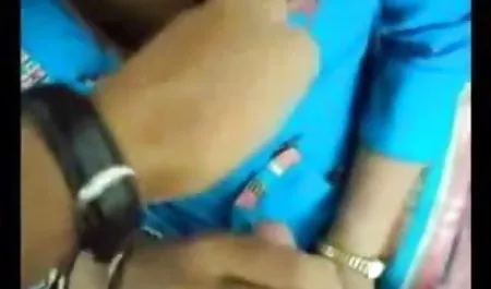 सुंदर श्यामला के साथ सेक्सी फिल्म मूवी में गरम मालिश और सेक्स