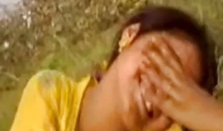 दो गर्म सुनहरे बालों के साथ तीन सेक्स भोजपुरी फिल्म का सेट