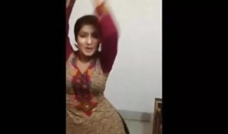 घुंघराले युवा श्यामला हमलों और उसके मुंह में डिक बेकार सेक्सी हिंदी फीचर फिल्म