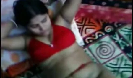 दो सुंदरियों और सेक्सी बीएफ मूवी एक आदमी के साथ संवेदी सेक्स