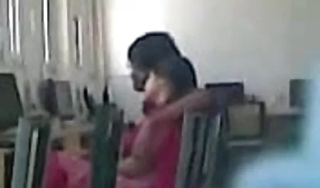 एक युवा हिंदी फिल्म वीडियो में सेक्सी वेश्या एक बहुत पुराने मुर्गा पर बैठा हुआ था