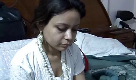 सड़क पर, वह एक रबर लिंग बीपी इंग्लिश सेक्सी पिक्चर में बट डालने डालता