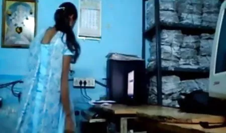 स्कीनी श्यामला सेक्सी सेक्सी फिल्म चाहिए बिल्ली और गधे में अपने नए आदमी फेंकता