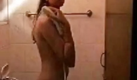 वक्र में एक महिला को उसके बेटे के एक ममता कुलकर्णी की सेक्सी फिल्म युवा सदस्य गले लगाया